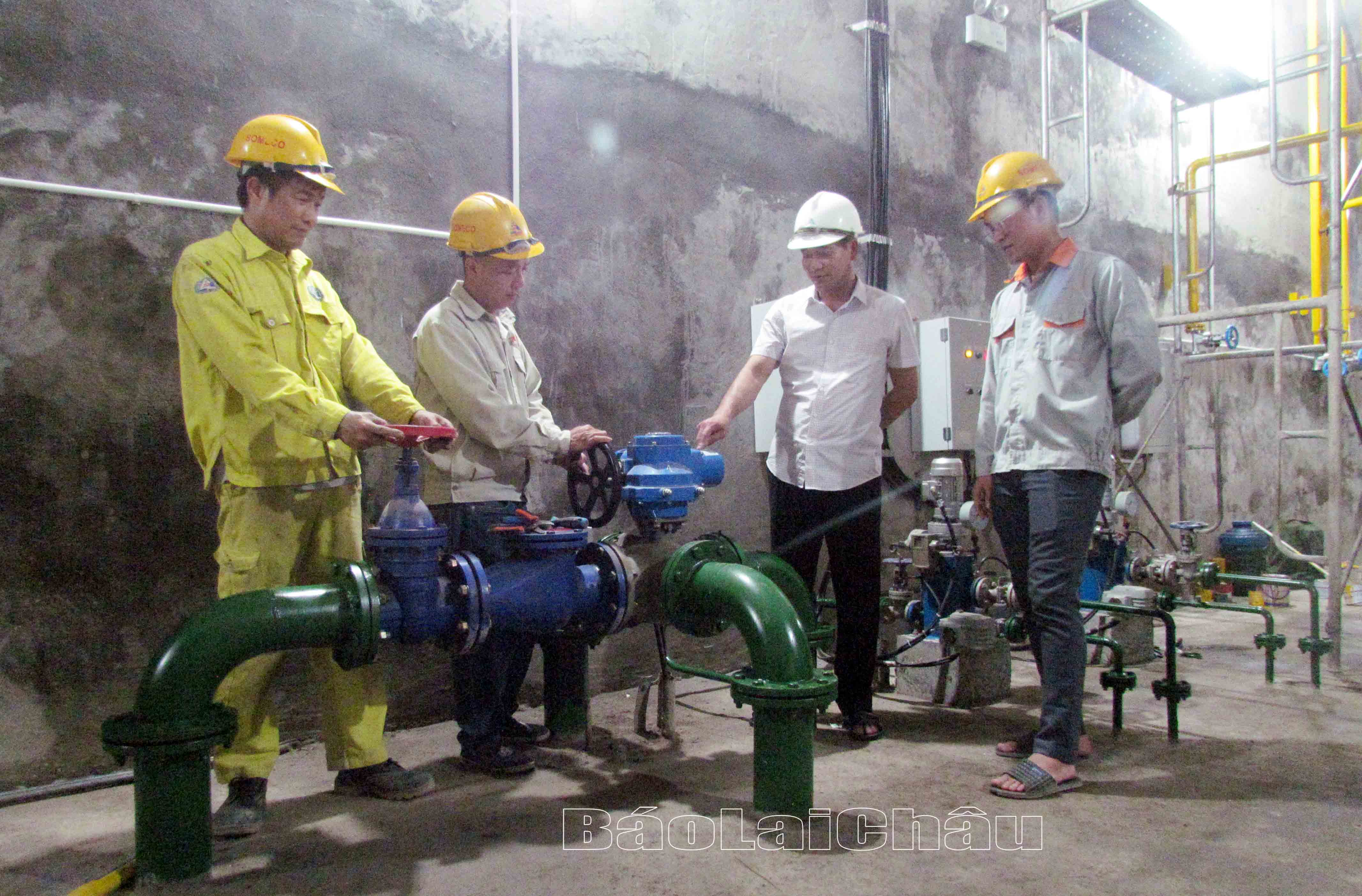 Cán bộ, nhân viên Công ty cổ phần thủy điện Thành Phát Lai Châu trao đổi kỹ thuật lắp đặt hệ thống nước làm mát cho tổ máy trong nhà máy thủy điện Nậm Xe 2.